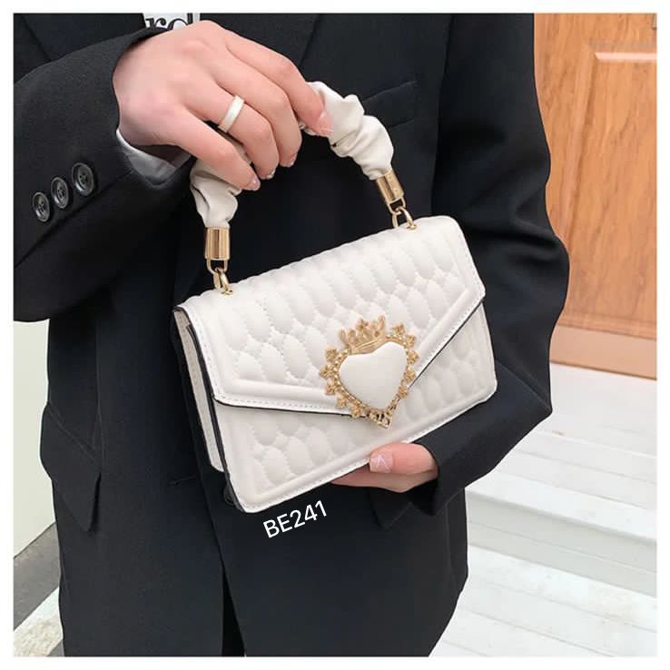 Bolso textura blanca aplique dorado 22cm* 15cm BAG18 C-B